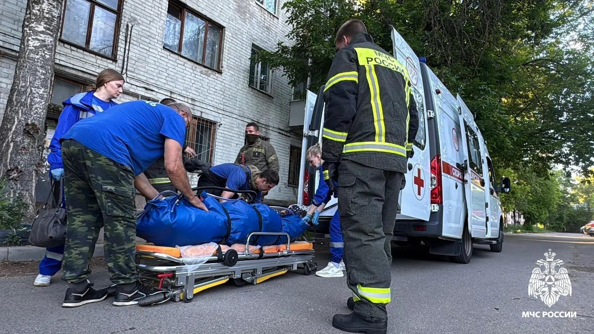 В Твери пожарные помогли медикам вынести пациентку Фото, видео: МЧС Тверской области