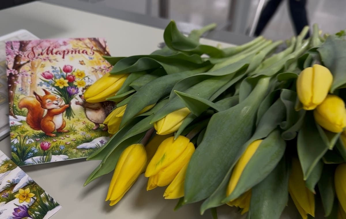 В зданиях судов в Твери женщинам дарили цветы Фото:  УФССП по Тверской области