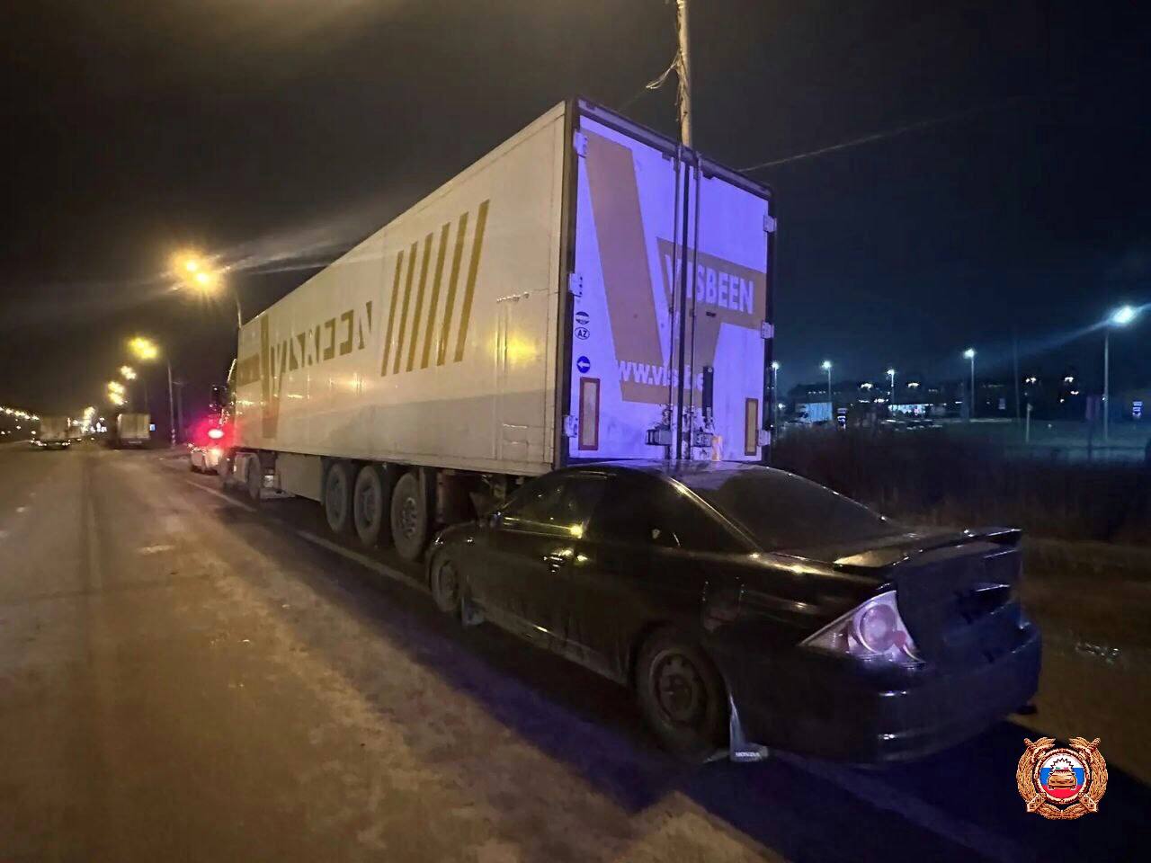 На М10 в Тверской области легковушка въехала под стоящий грузовик Фото: ГАИ