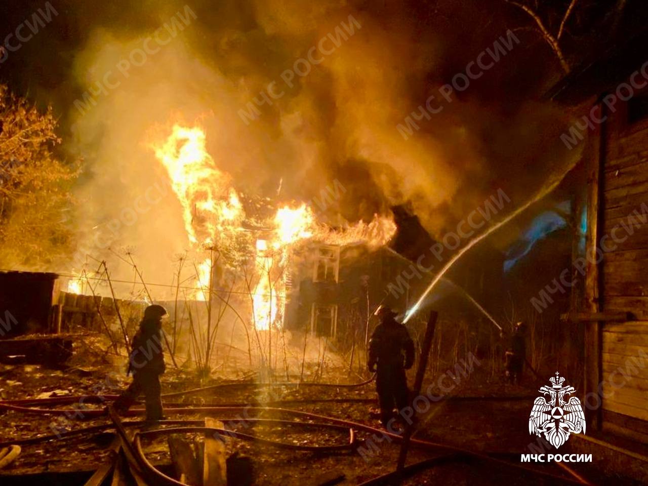 Ночью в Бежецке Тверской области на пожаре спасены три человека 