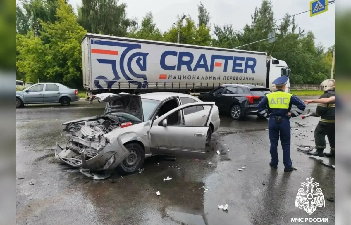 В ДТП на улице 2-я Красина в Твери пострадал человек Фото: Afanasy.biz, ГУ МЧС по Тверской области, Отдел Госавтоинспекции УМВД по городу Твери