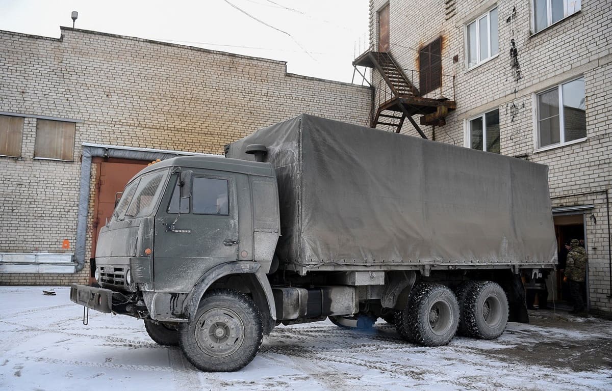 Школьники Калининского округа собрали очередной гуманитарный груз для бойцов СВО - новости Афанасий