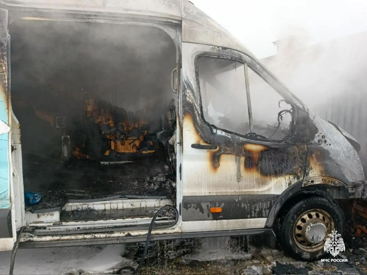 В Вышнем Волочке загорелся фургон Фото, видео: МЧС