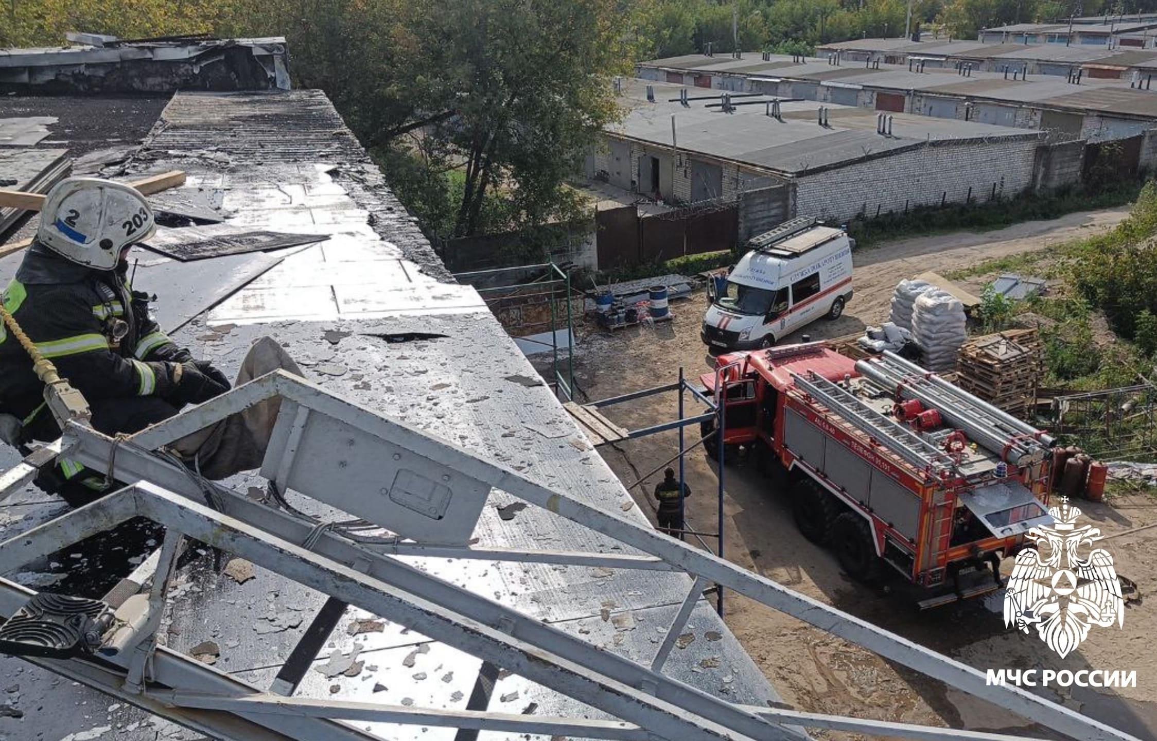 Прокуратура взяла на контроль установление причин пожара на крыше склада в Твери 