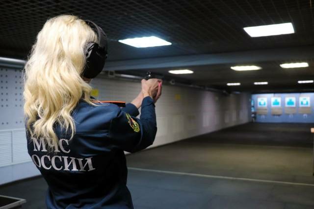 В канун 8 марта тверские красавицы в погонах соревновались в меткости  Фото предоставлено региональным спортивным обществом «Динамо»