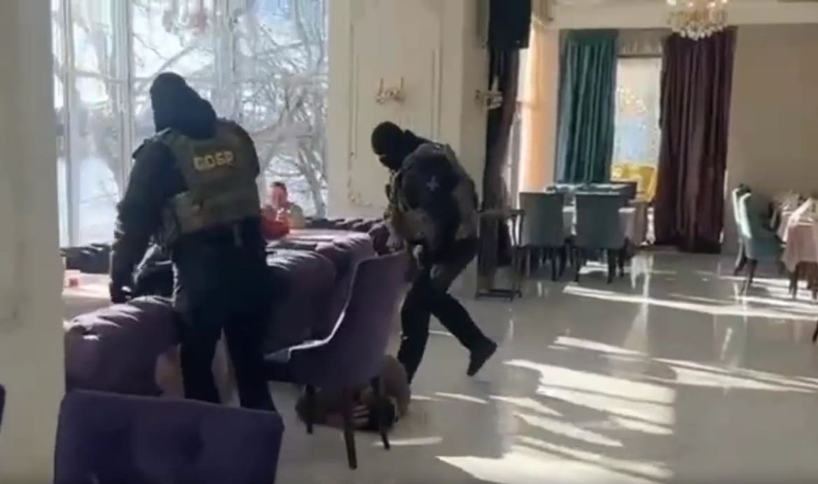 В Твери в кафе «Парус» на глазах у посетителей были задержаны несколько человек - новости Афанасий