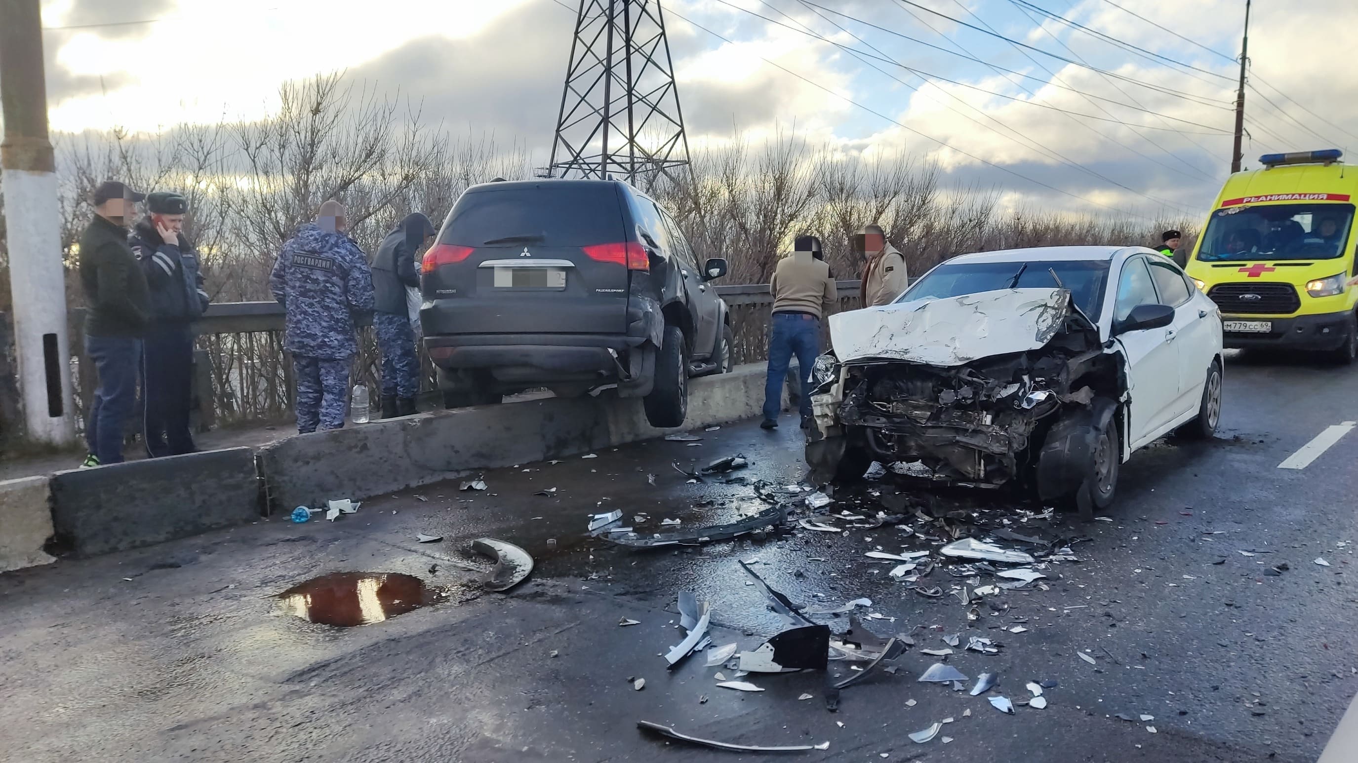 В Твери машина едва не вылетела с Южного моста Фото: Игорь Стасюк, Госавтоинспекция Твери