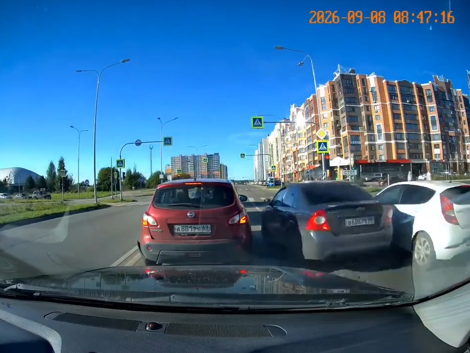 ГАИ в Твери привлекла к ответственности водителя, проскользнувшего между рядами 