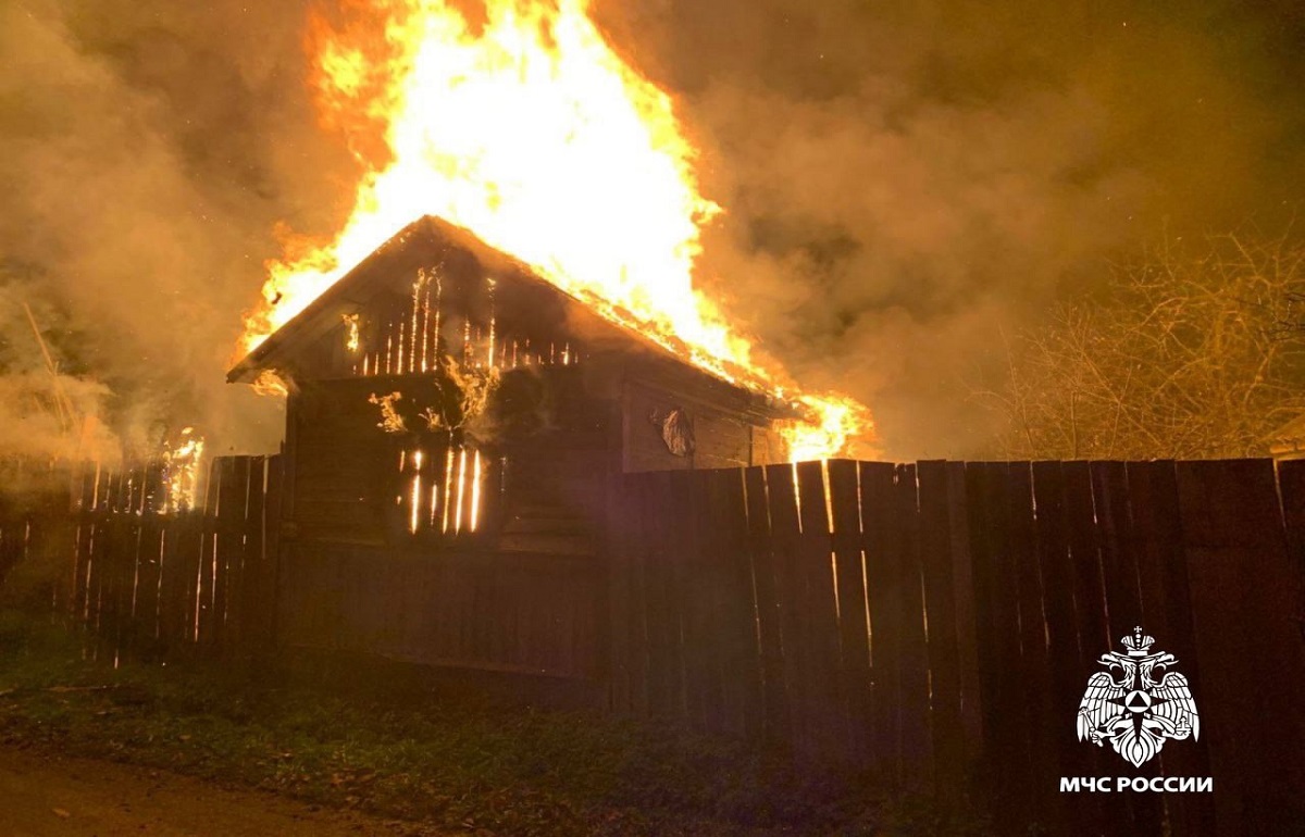 В Ржеве из-за поджога сгорел дачный дом Фото, видео: МЧС по Тверской области