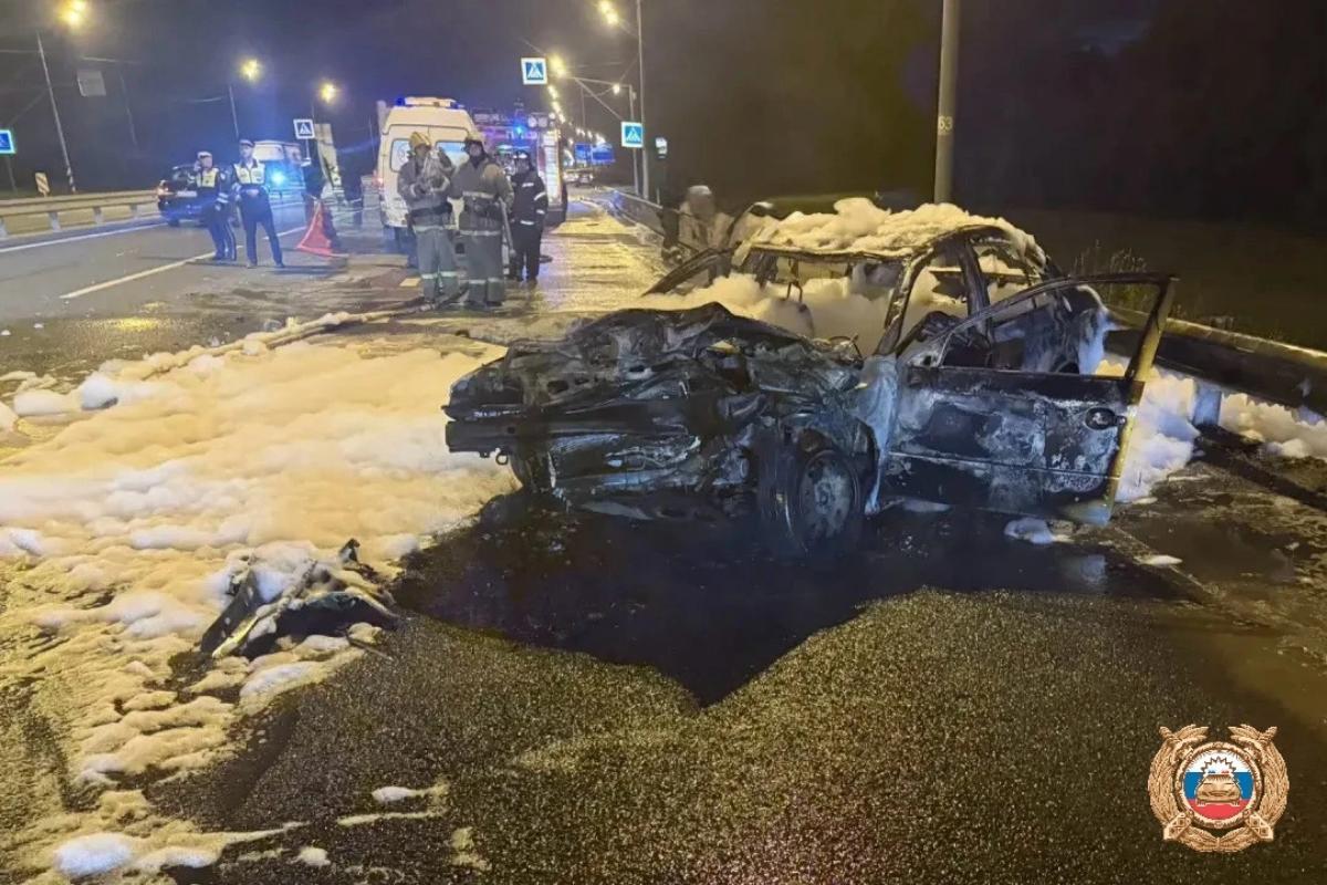 Водитель погиб в горящем автомобиле на М10 в Тверской области Фото: ГАИ