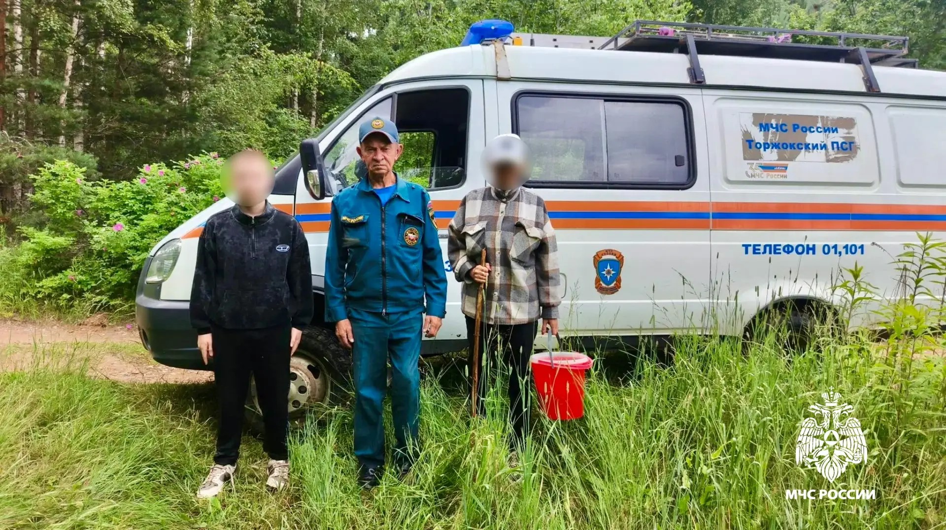 МЧС Тверской области под Торжком нашли в лесу и вывели маму с сыном Фото: МЧС