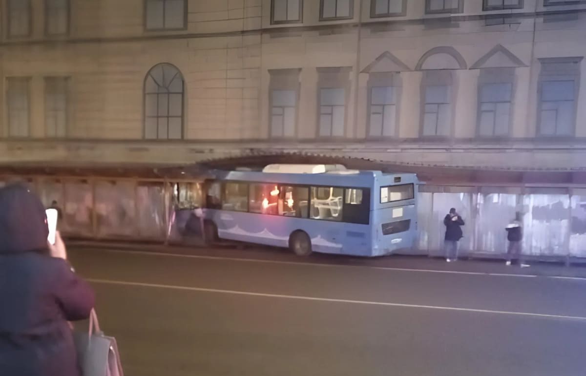 В Твери на Новоторжской автобус въехал в остановку — пострадавших нет Фото: соцмедиа