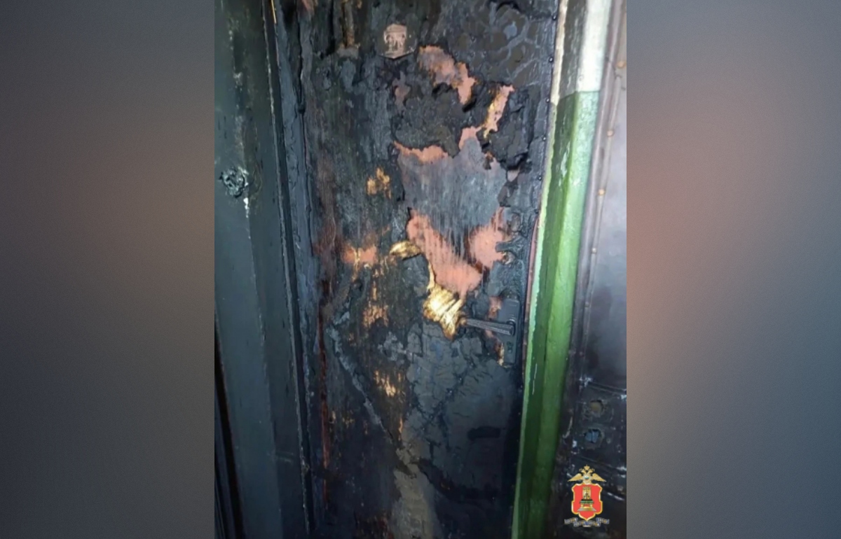 В Весьегонске задержаны молодые люди, спалившие входную дверь квартиры Фото: УМВД Тверской области