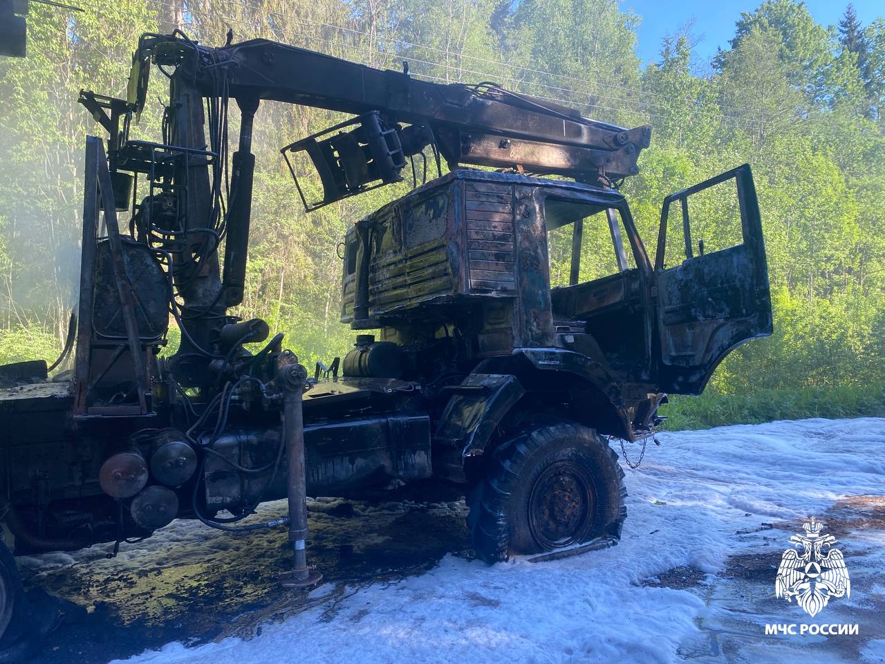 Под Осташковом в Тверской области сгорел лесовоз Фото: ГУ МЧС России по Тверской области