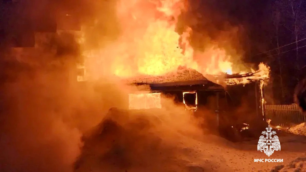 Для ликвидации ночного пожара под Конаково проложили 300 метров магистрали Фото, видео: ГУМЧС России по Тверской области