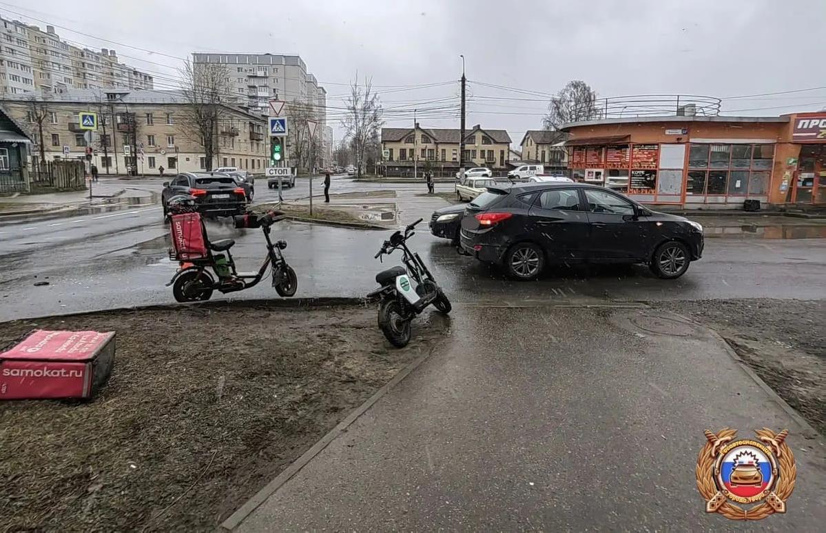 В Твери на улице Коноплянниковой легковушка столкнулась с электровелосипедом - новости Афанасий