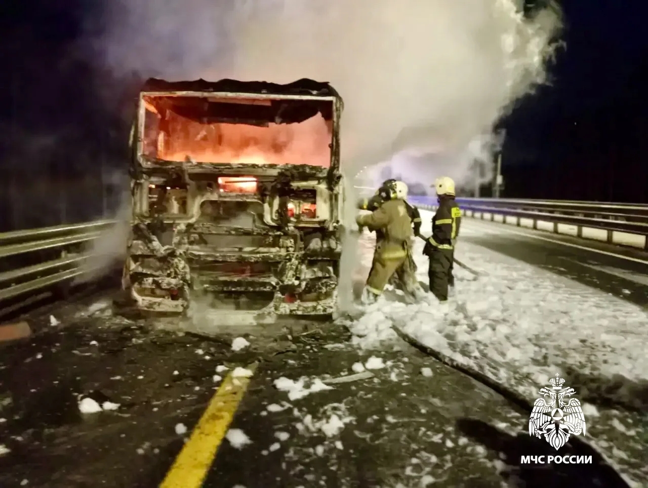 Сегодня на трассе «Нева» в Вышневолоцком районе тушили грузовик Фото, видео: МЧС по Тверской области