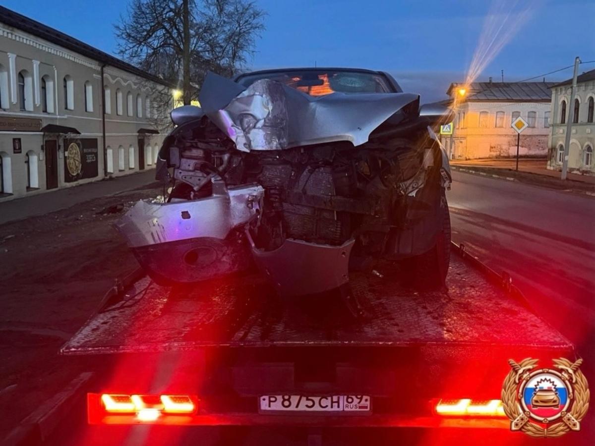 Водитель снес столб в Старице Фото: ГАИ