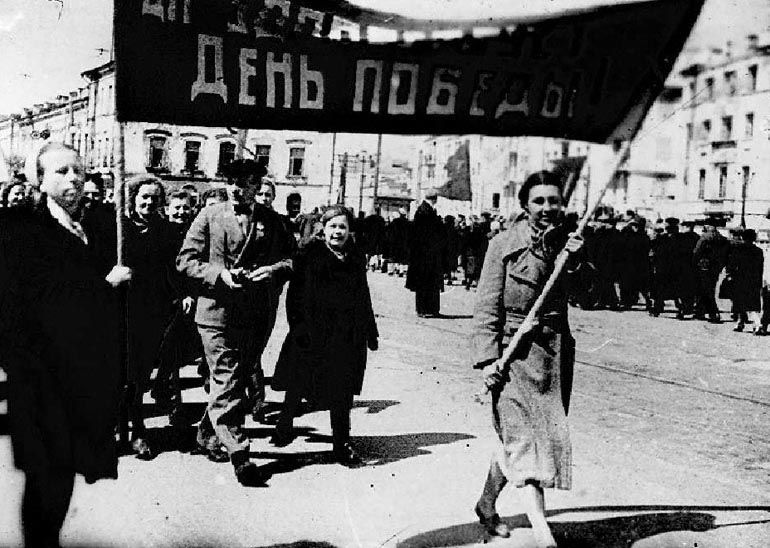 Демонстрация жителей Калинина в День Победы. Автор фотографии: не установлен. Место съемки: Калинин. Дата съемки: 9 мая 1945 г. Архив: Государственный архив Тверской области. Архивный номер: Фотоколлекция. Оп. 1. Ед. хр. 2937. Сайт https://victory.rusarchives.ru/photo/demonstraciya-zhiteley-kalinina-v-den-pobedy