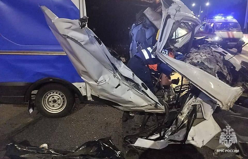 На М11 ночью в Тверской области столкнулись легковушка и грузовик - новости Афанасий