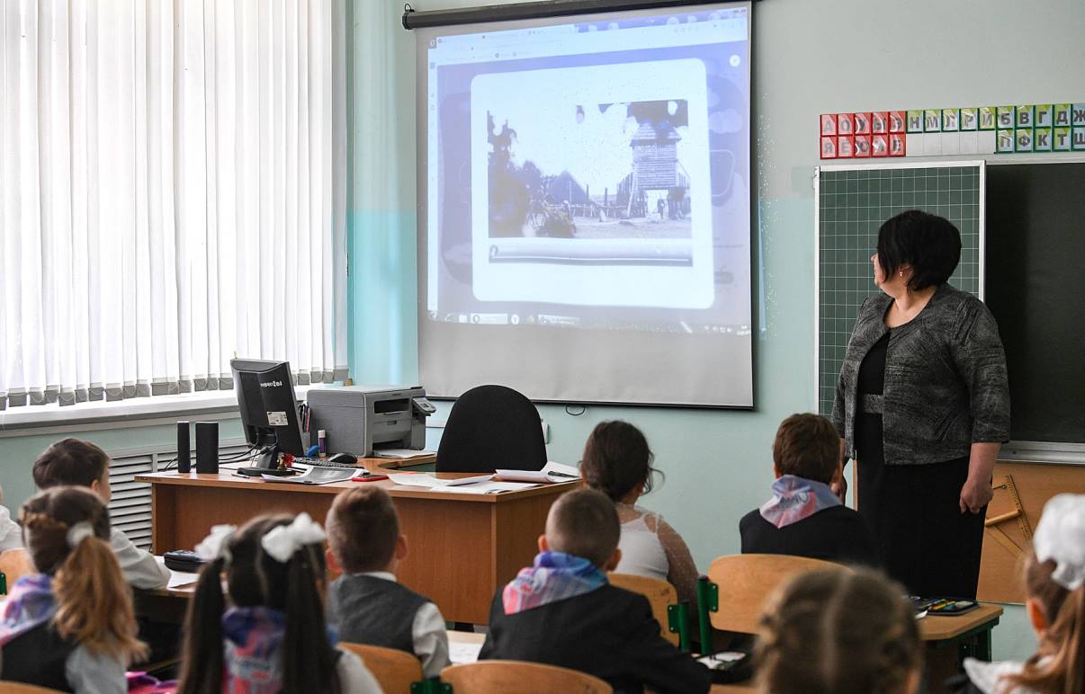 В школах Верхневолжья и других регионов ЦФО прошло занятие «Древний Торопец – жемчужина Тверской земли» в рамках урока «Разговоры о важном» Фото: правительство Тверской области