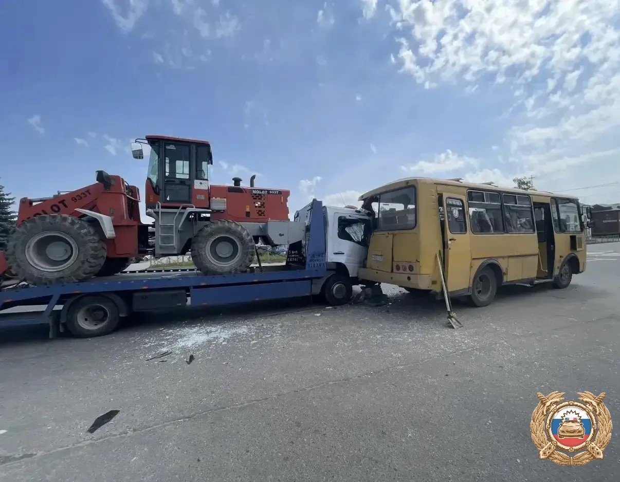 В Бежецке Тверской области эвакуатор догнал пассажирский автобус Фото: ГАИ