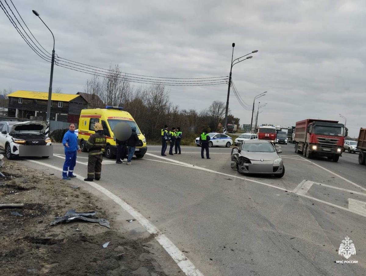 На М10 под Тверью, где столкнулись три машины, работает МЧС Фото: МЧС Тверской области