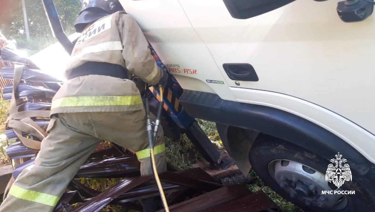 Под Старицей в Тверской области мужчине придавило ноги балкой манипулятора Фото: ГУ МЧС России по Тверской области