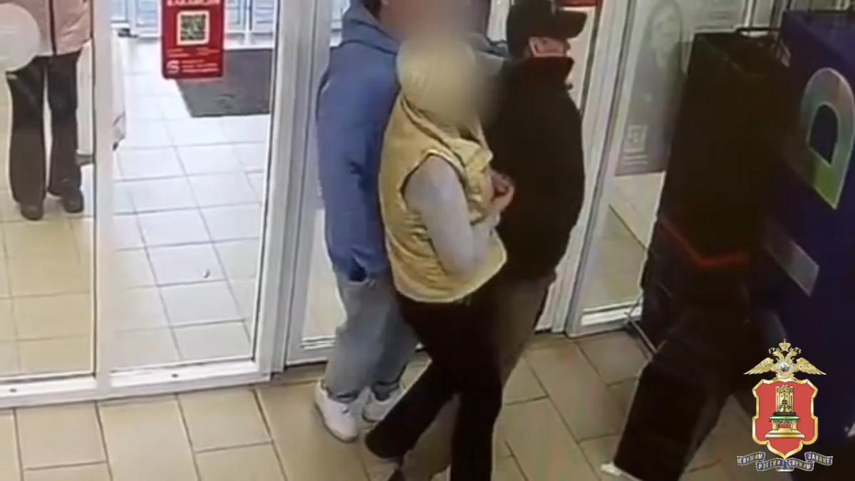 Работница магазина в Конаково скрутила грабителя Видео: УМВД Тверской области
