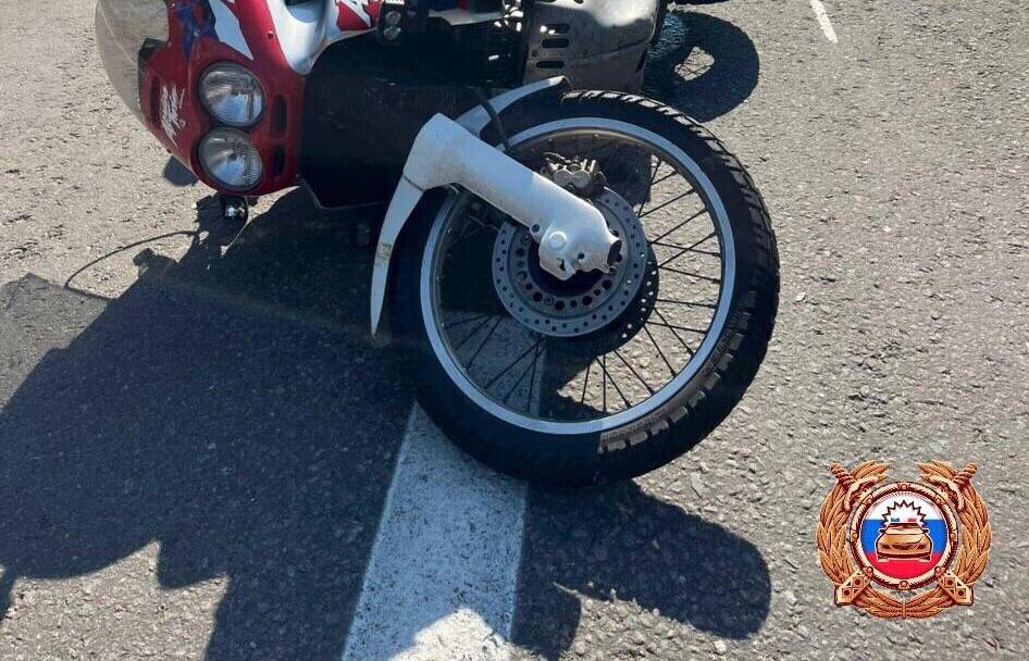 На М9 в Тверской области мотоциклист врезался в знак «Сужение полосы» - новости Афанасий