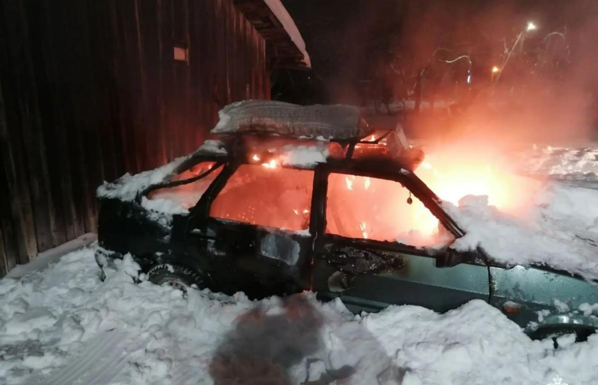 В Кимрах сгорел засыпанный снегом автомобиль - новости Афанасий