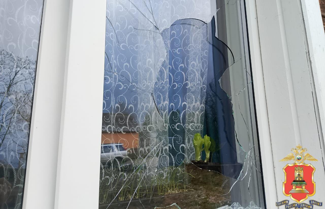 Житель Сонково разбил чужие окна в поисках жены - новости Афанасий