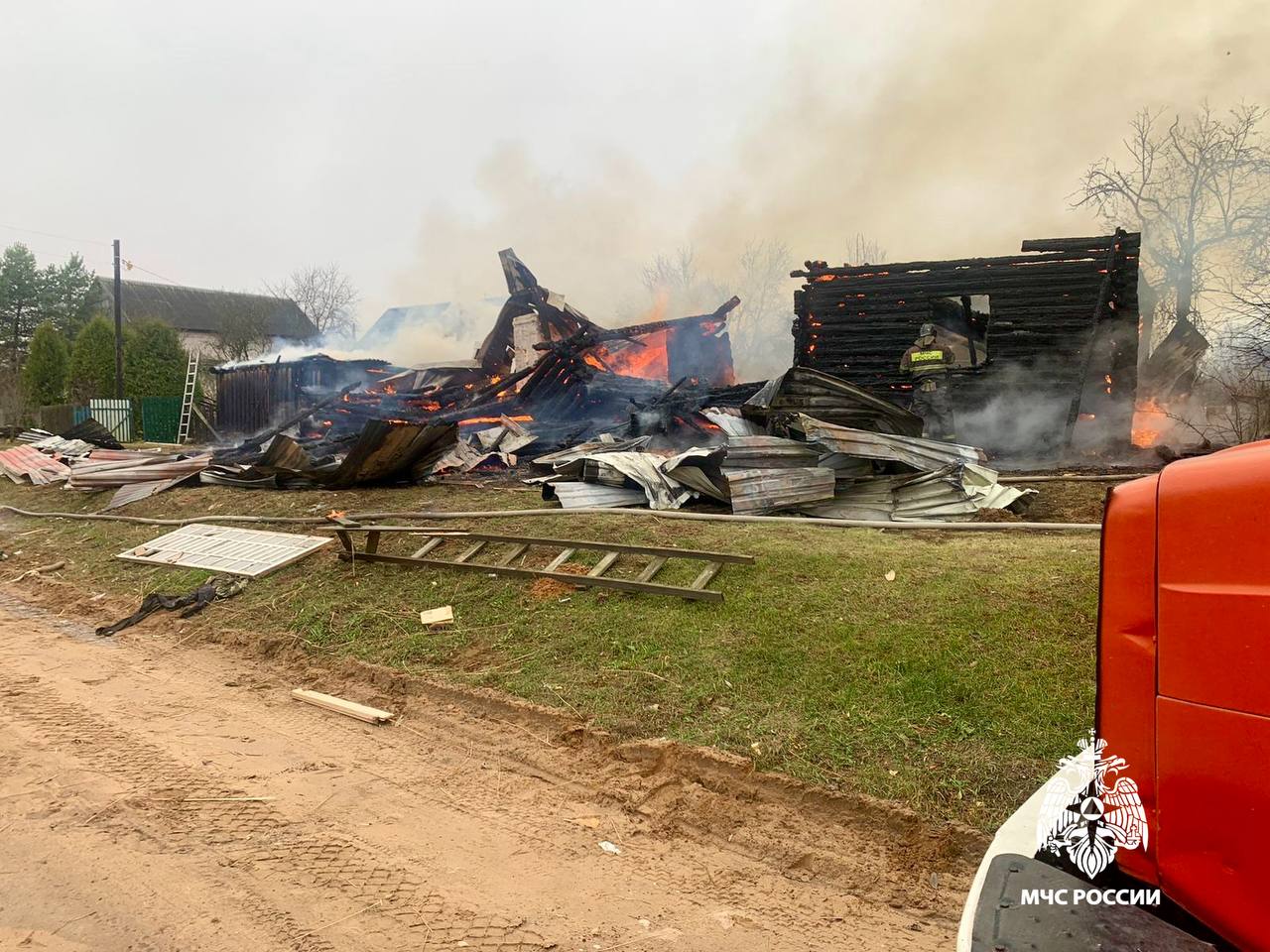 Под Осташковом в Тверской области хозяин дома пострадал при пожаре Фото. видео: МЧС