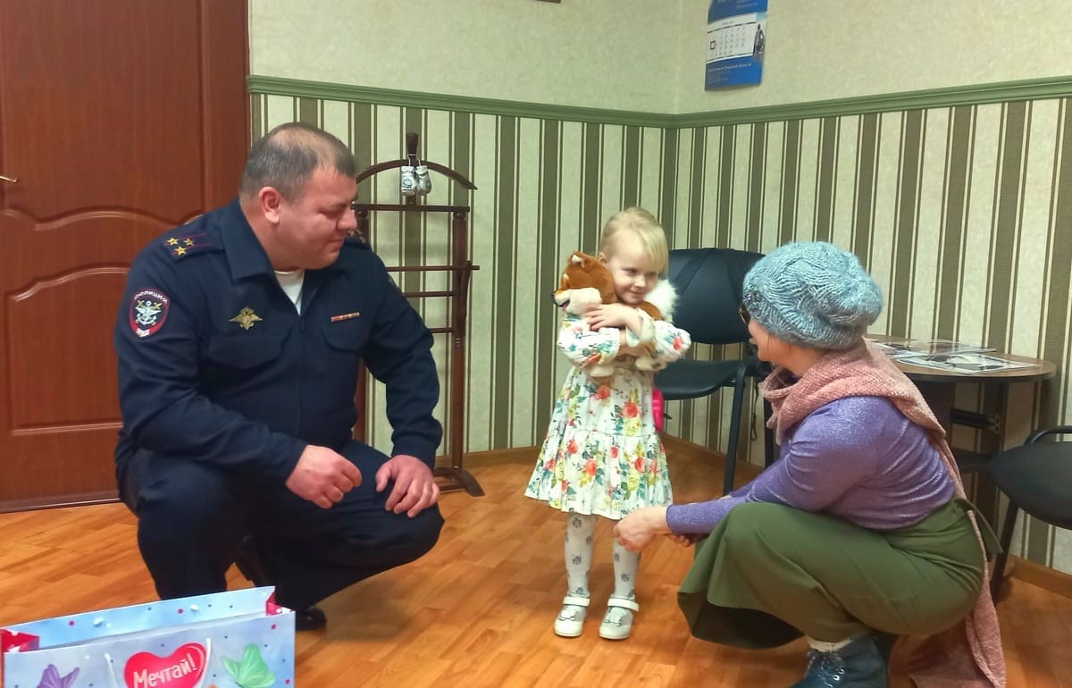 Руководитель тверской транспортной полиции исполнил новогоднюю мечту 3-летней Виктории из Твери - новости Афанасий