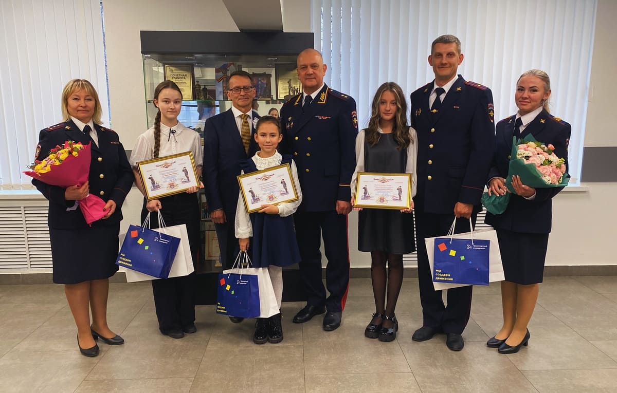 Детей транспортных полицейских ЦФО наградили за победу в конкурсе «Мои родители работают в полиции» Фото: транспортная полиция