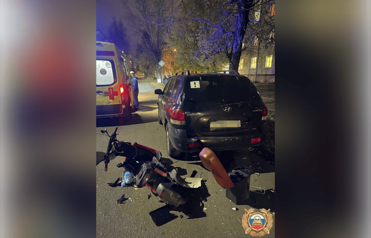 В Твери курьер на электровелосипеде протаранил припаркованный автомобиль Фото: ГАИ