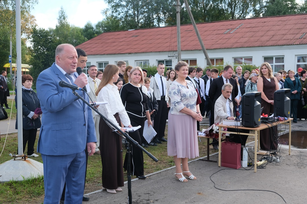 Депутаты Законодательного собрания поздравили учащихся с Днем знаний - новости Афанасий
