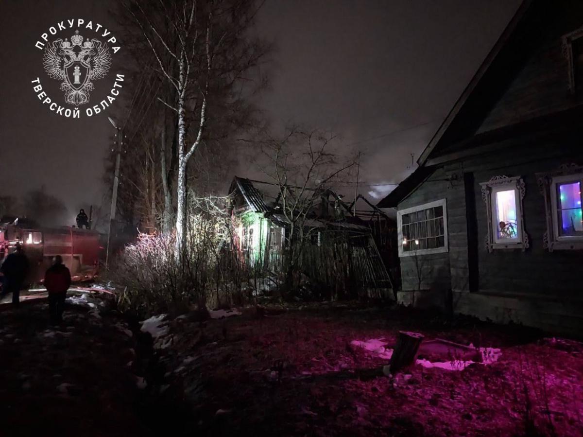 Тела двух человек обнаружили при тушении пожара в Лихославльском округе  Фото: прокуратура, СК, МЧС