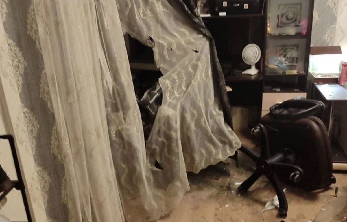 В Тверской области фрагменты БПЛА попали в окно многоэтажки в Удомле Фото: соцсети