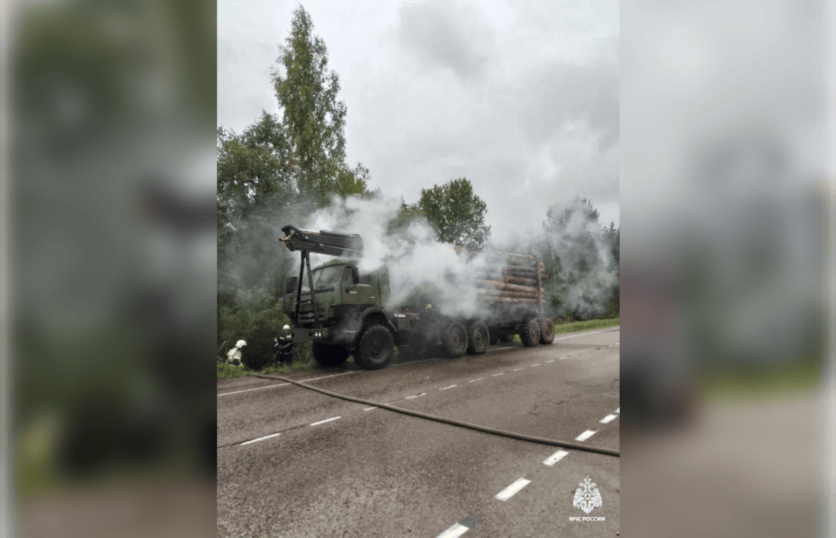 Лесовоз загорелся на ходу в Осташковском округе Фото: МЧС Тверской области