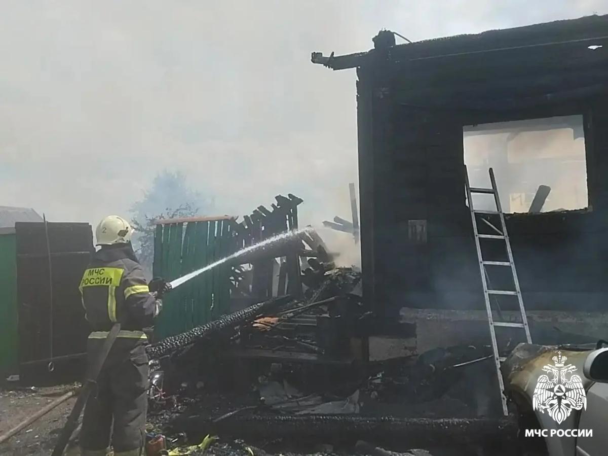 Под Тверью огонь уничтожил жилой дом и повредил автомобиль Фото, видео: МЧС