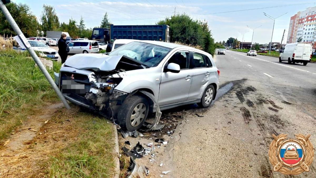 22-летний водитель попал в больницу после ДТП на Фрунзе в Твери Фото: ГАИ