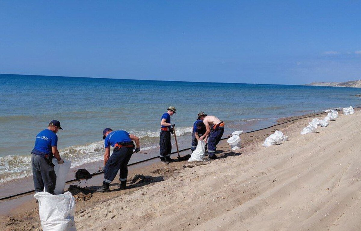 Новые выбросы мазута ликвидируют в Краснодарском крае