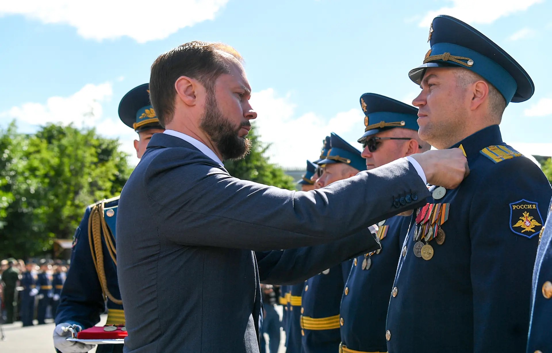 Виталий Королев вручил медали выпускникам Военной академии 
