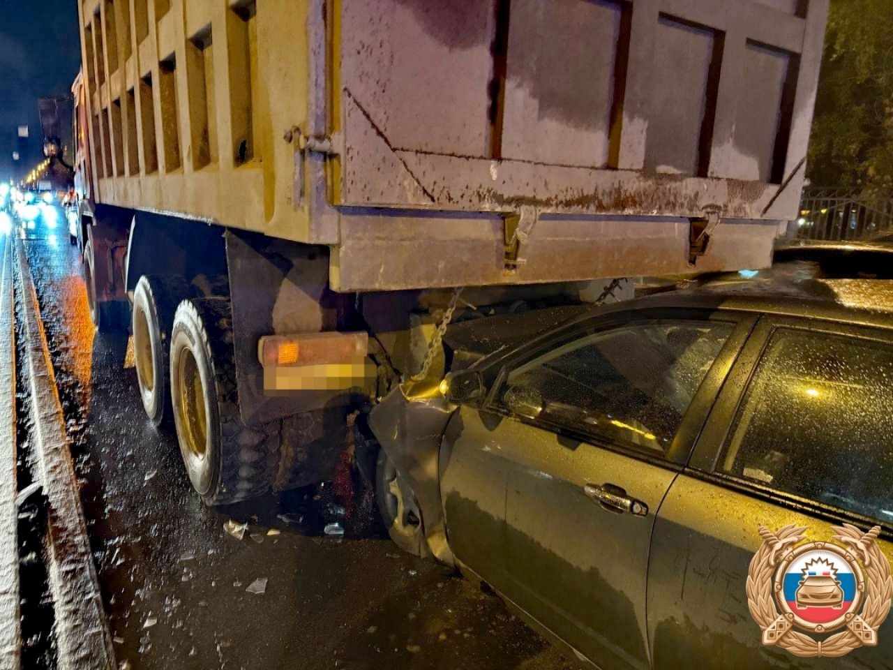 В Твери автомобиль Geely заехал под самосвал - новости Афанасий