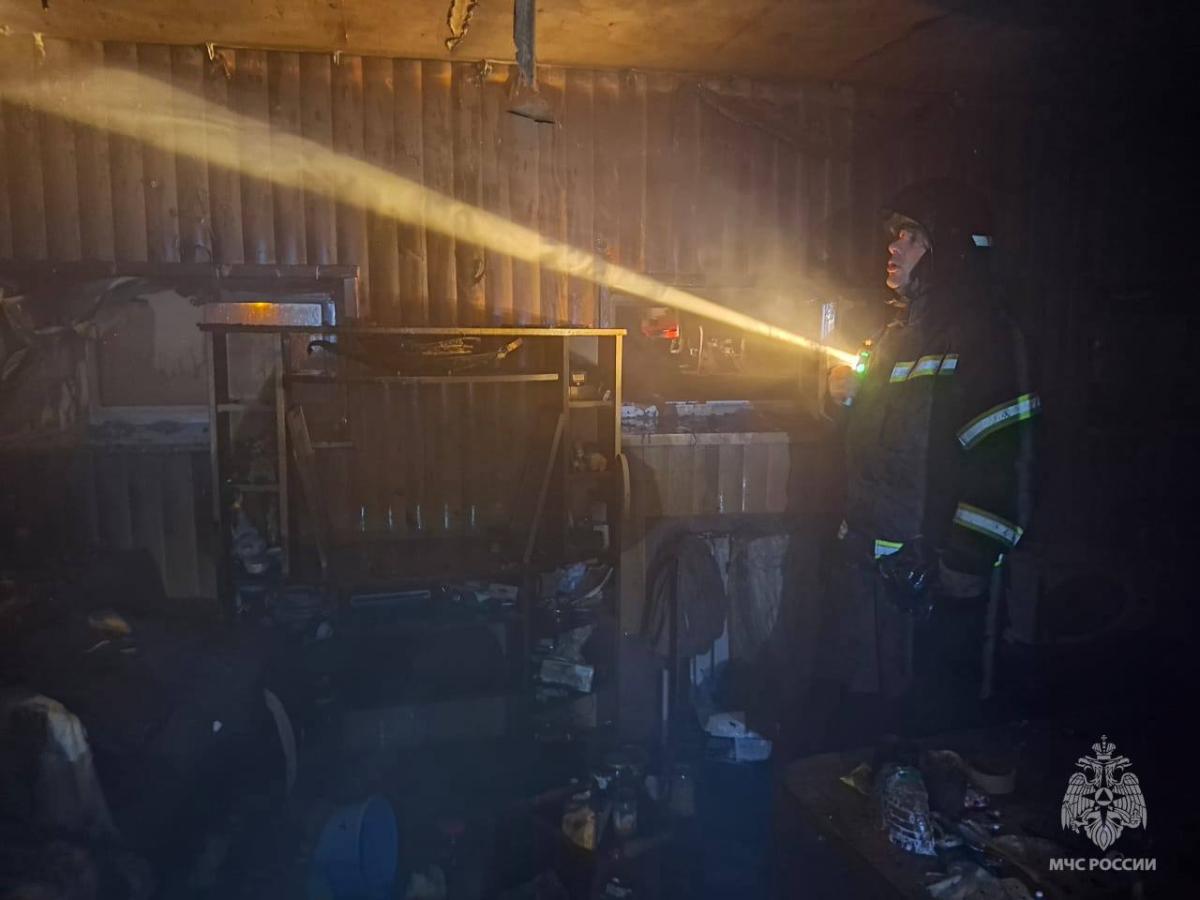 В Осташкове из горящего дома спасли мужчину Фото: МЧС Тверской области В Осташкове из горящего дома спасли мужчину Фото: МЧС Тверской области