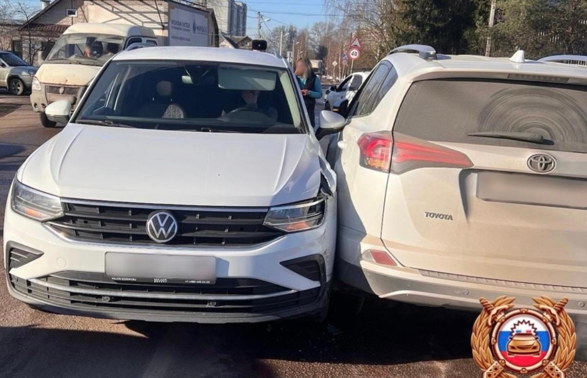 В Твери женщина-водитель ехала по прямой и устроила ДТП - новости Афанасий