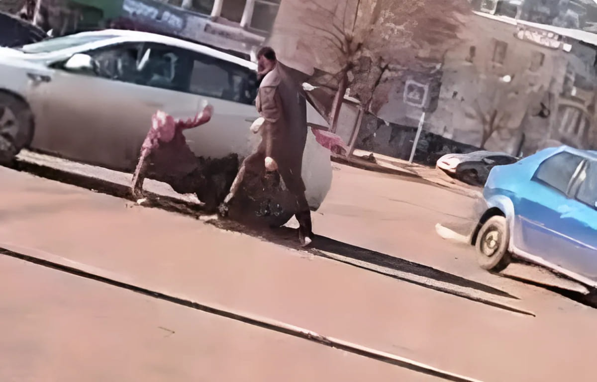 В Твери у ТЦ «Дюна» после ДТП молодой водитель начал избивать пожилого На главной: скрин с видео