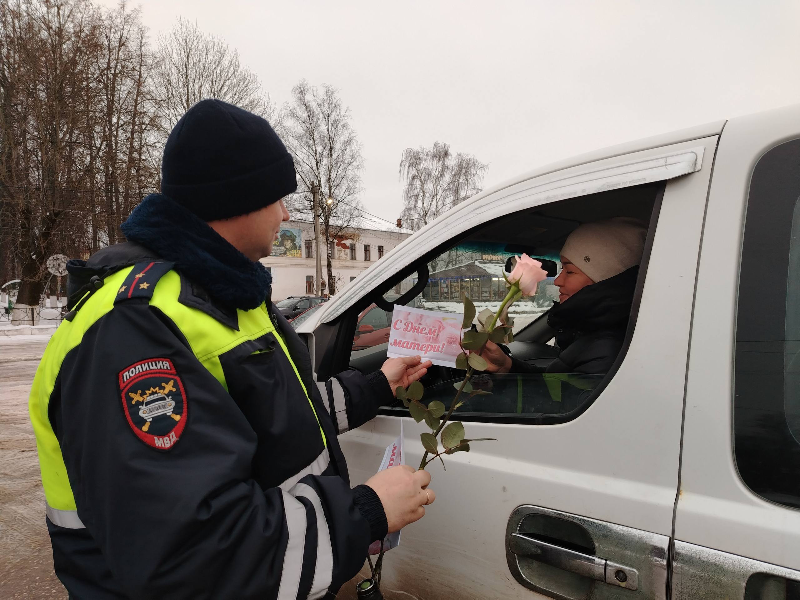 В Бологое женщинам за рулем дарили цветы 