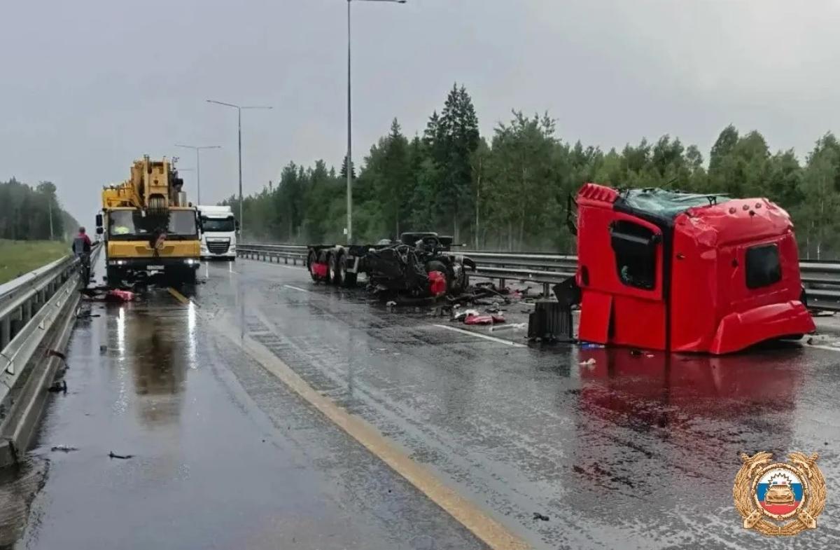 На М11 под Тверью столкнулись автокран, фура и легковушка Фото: ГАИ
